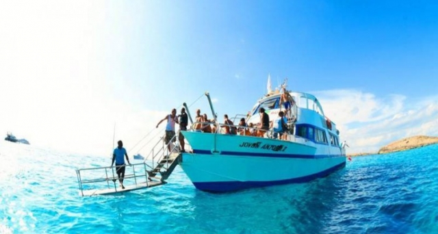 gente a bordo de un barco con una escalera
